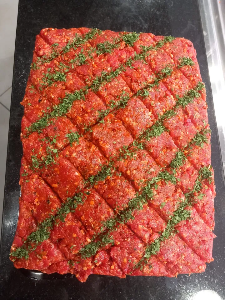 Viande hachée aux herbes, quadrillée sur un plateau