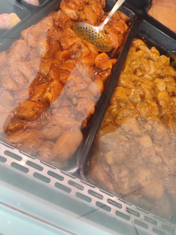 Morceaux de poulet mariné dans la vitrine